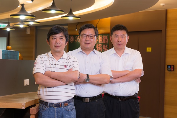 眾智光電經營團隊,董事長吳岱錡(右)